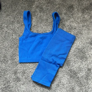 Träningsset - Träningsset från zara i blått, aldrig använda endast testad. Båda delarna är i xs men väldigt stretchiga. 100kr för en del, 150kr för hela settet. 😊 köparen står för frakt