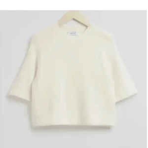 Kortärmad stickad tröja - En superfin kortärmad stickad tröja från other stories. Den är vit vilket är mycket svårare att få tag i. Lånade bilder 🩷🩷