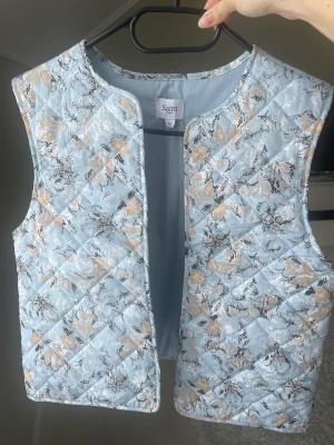 Väst - Fin väst med fint mönster från märket saint tropez