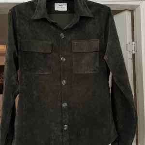 Overshirt  - Säljer nu min Overshirt från det populära märket Ciszere, tröjan har inga defekter alls och är som ny, Storlek Small hör av dig om du har några frågor?😃