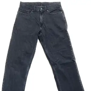 Snygga relaxed fit jeans från weekday. Aldrig använda, bra skick. Säljer då de inte passar mig riktigt. Storlek 30/30. Skriv i DM om du har några frågor 😄