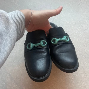 Inneskor Camper - Såå fina och unika inneskor från Camper i läder. Nypris 1599kr. Använda men i gott skick! 