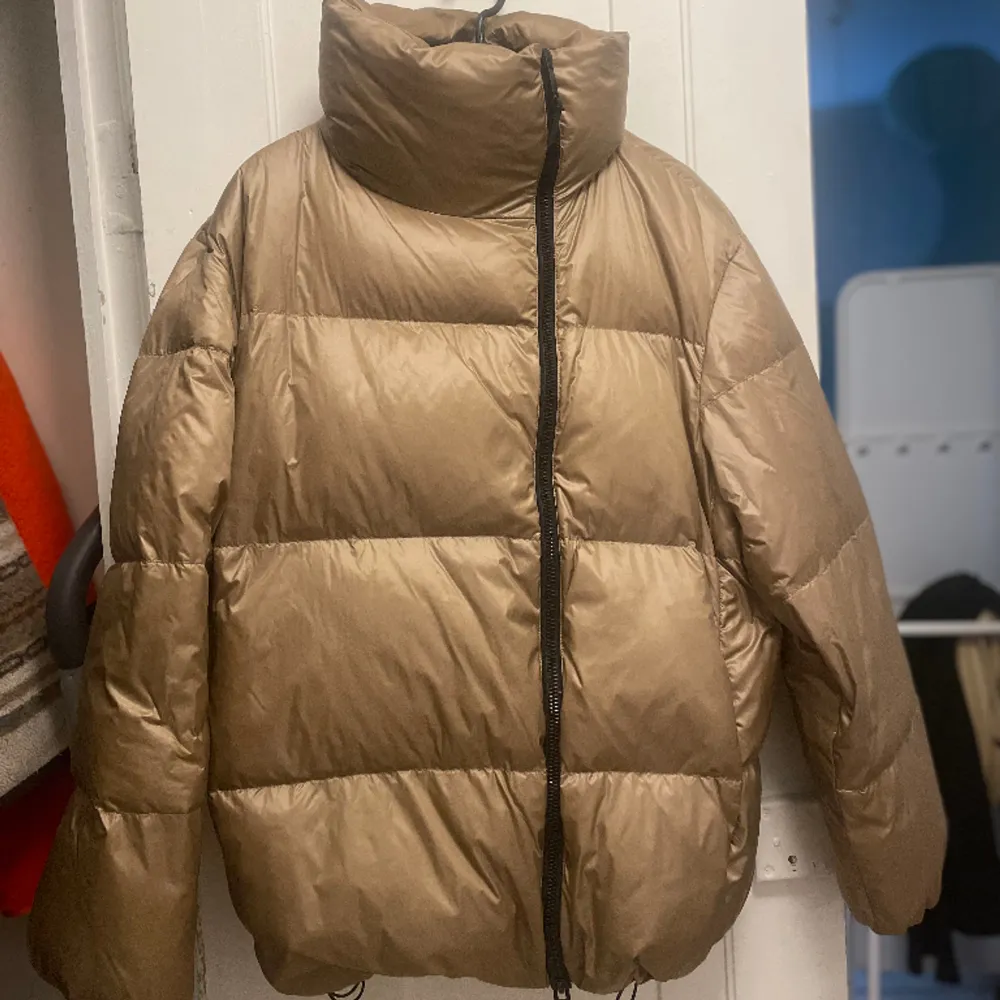 Dunjacka från Massimo Dutti. 20% feather  80% duck down   Jätte bra skick men på insidan har ettiketterna börjat och delvis lostnat och det gjorde den från början när jag köpte. Påverkar ingen funktion och skicket ör bra som vanlig!. Jackor.