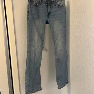 Brandy Melville jeans i nyskick, utgångna i sortiment och går inte att få tag på längre. Älskar dem men behöver sälja då dem inte passar mig längre.   Dem är perfekt low waisted och bootcut😍  Skriv för mer bilder.  350kr inkl. frakt 