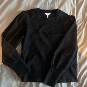 Långärmad blus - Jättefin tröja med ett fint mönster! Sälja pga att den inte kommer till användning längre💕 skriv för fler bilder!