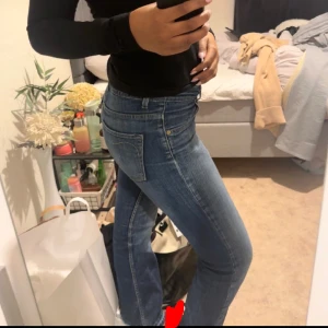 Lowwaist flared jeans  - Relativt bra skick, köpta ett tag sen men använda ett fåtal gånger! Passar med de mesta💕priset kan diskuteras!! 