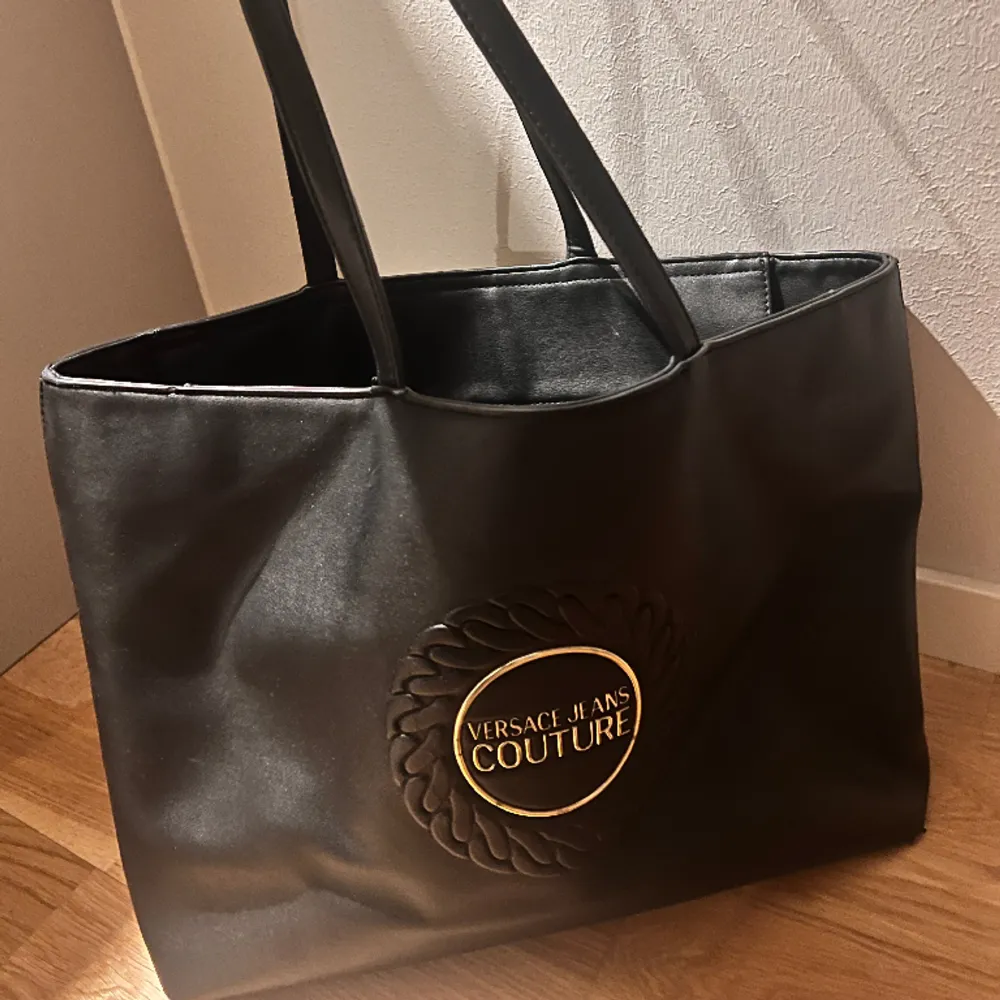 Säljer min rymliga versace couture väska pga flytt<3. Väskor.