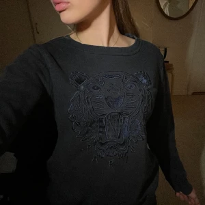 Kenzo tröja - En super fin mörkblå kenzo tröja i storlek s! Lite sliten men är inget man tänker på, köpt här på plick så vet inte om är äkta eller inte ⚠️