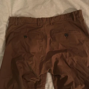 Chinos - Mörkbruna chinos från h&m. Storlek 34x32. Aldrig använda. Inga fläckar eller skador! 