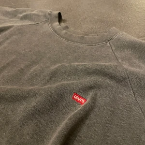 Vintage Levis sweatshirt  - Säljer många av mina underbara plagg då jag uppgraderar garderoben.  Detta är min Vintage Levis sweatshirt som jag säljer. Har en flaw och det är ett litet hål som du ser på bild 3 annars är den magisk