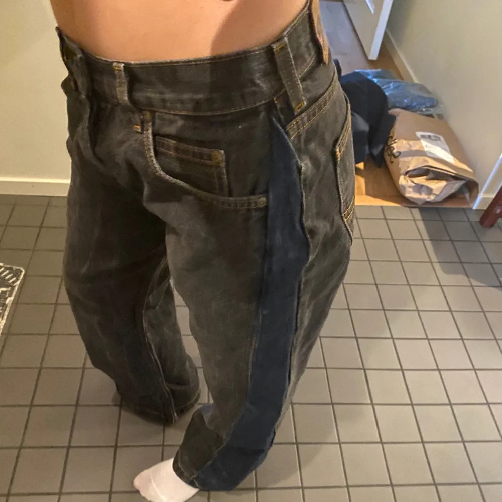 Skitballa vida jeans från Lee, som har ett annat jeanstyg tillsytt på sidorna (gjort av tidigare ägare)!. Jeans & Byxor.