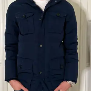 Mycket stilren jacka från tommy hilfiger storlek M Nypris drygt 4000kr. Inga defeker 9/10 skick. Pris kan diskuteras vid snabb affär 