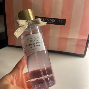 Victorias secret body mist  - Säljer denna body misten från Victorias secret. Nästan full och doftar jättefräscht💜tråkigt att sälja den då Victorias secret inte finns kvar i Sverige men den kommer tyvärr inte till användning.
