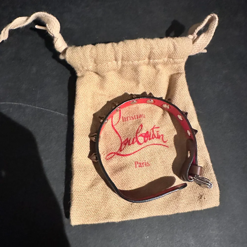 Säljer detta feta Christian Louboutin Loubilink spik armband. Köpt på deras hemsida, äkta. Kommer inte till användning. Det är i väldigt bra skick. Det kostar 2500kr nytt. Skriv vid intresse. Pris kan diskuteras. Accessoarer.