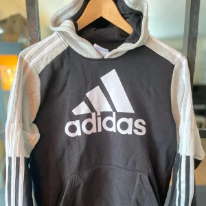 Adidas hoodie  - Snygg hoodie från Adidas i gott skick. Storlek 13-14 YRS