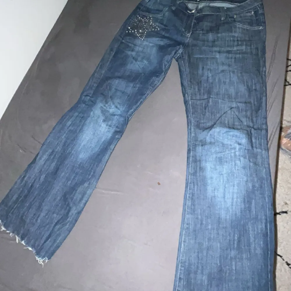 Säljer dessa jätte coola jeans jag fyndade i Bulgarien. Obs: visa paljetter har lossnat. Storlek står inte men de passar mig som bär 38-40. Lågmidjade . Jeans & Byxor.