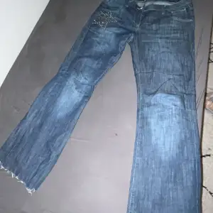 Säljer dessa jätte coola jeans jag fyndade i Bulgarien. Obs: visa paljetter har lossnat. Storlek står inte men de passar mig som bär 38-40. Lågmidjade 