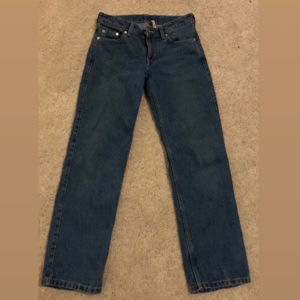 Säljer dessa Arow Low från weekday! Använt 1 gång, tyckte dom såg snygga ut men insåg sen att de inte va min stil. Orginalpris 500kr!❤️ . Jeans & Byxor.