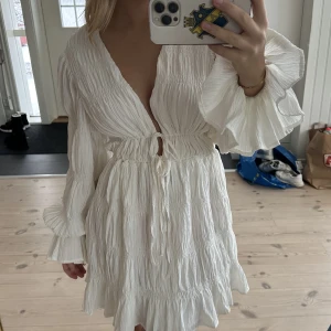 STUDENTKLÄNNING - intressekoll på denna studentklänning. då den är lite stor på mig så funderar jag på att sälja den. Storlek 36.  Köp nu eller lägg prisförslag. Eftersom detta är en intressekoll så får ni själva komma med prisförlsag