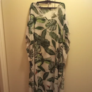 Cover up  - Säljer denna cover up. Den har ingen exakta storlek, men jag skulle gissa på att de som har M, L och XL i storlek kan använda den. Köparen står för frakten! 