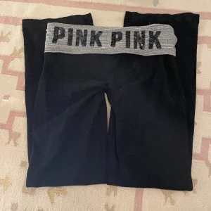 Victoria’s Secret lowrise yogapants - Såå fina lågmidjade fold over yogapants från Pink / Victoria’s SECRET i nyskick💗 Super eftertraktade