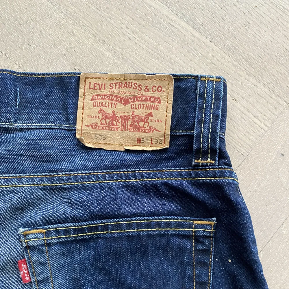 Mårkblå levi’s 506 standard jeans. Inte speciellt använda med en snygg wash. Storlek 31/32 men känns närmare 32/32. Jeans & Byxor.