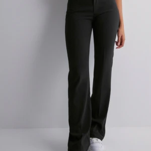 Low waist kostymbyxor från Nelly😍 - Bra skick, använt 3gånger och sitter bra i storleken! passar XS/S 