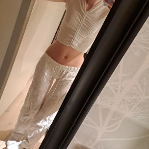 Vit top från h&m - Fint skick. Passar bra till sommaren. Inga fläckar rlller slitningar. Skriv till mig innan ni trycker på köp nu❤️❤️💗