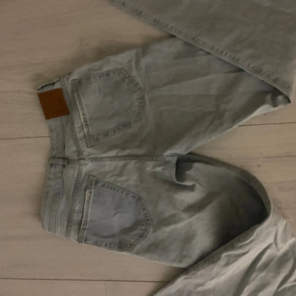 Säljer mina mid waist jeans från bikbok! (Midjemått 25, längd 32) bara använt ett fåtal gånger så dom är i bra skick!💞köpta för 500kr säljer för 250kr! Använd gärna köp nu☺️. Jeans & Byxor.