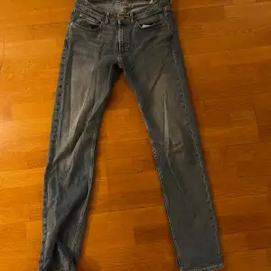 Blåa jeans från dressman. Regular/skinny fit i storlek 31/34. Har använts en hel del men i fint skick och utan hål eller liknande. 188 lång för referens. Hör av er vid frågor! :)