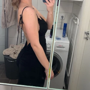 Mélani the label långklänning - Säljer min superfina långklänning som jag hade på vintergalan. Den är från Mélani the label i modellen ”Jiani gown”, storlek xs. Använd 1 gång så superfint skick, jag har sytt upp snörerna💕 Köpt för ca 2200 då jag fick betala frakt o tull.