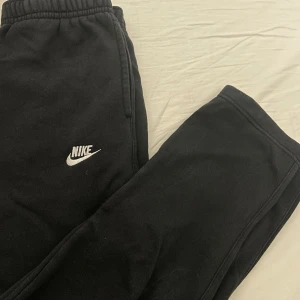 nike mjukisbyxor - säljer dessa asmysiga mjukisbyxorna ifrån Nike! 🖤 de är i den raka modellen, använda fåtal gånger så fint skick. storlek M men skulle säga att de passar någon med S och XS också beroende på hur man vill att de ska sitta