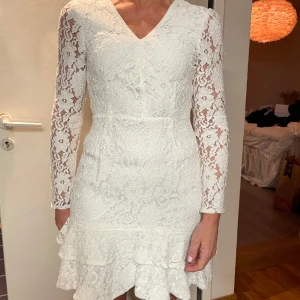 Vit klänning  - Säljer denna vita klänningen då den inte kommer till användning längre 