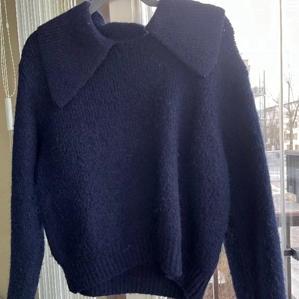 Säljer min stickade tröja från Zara då den inte kommer till användning! Den är superskön att ha när det är kallt eller med en topp under⭐️🩷🙌🏼. Tröjor & Koftor.
