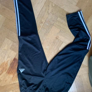 Adidas byxor - Nyskick adidas byxor