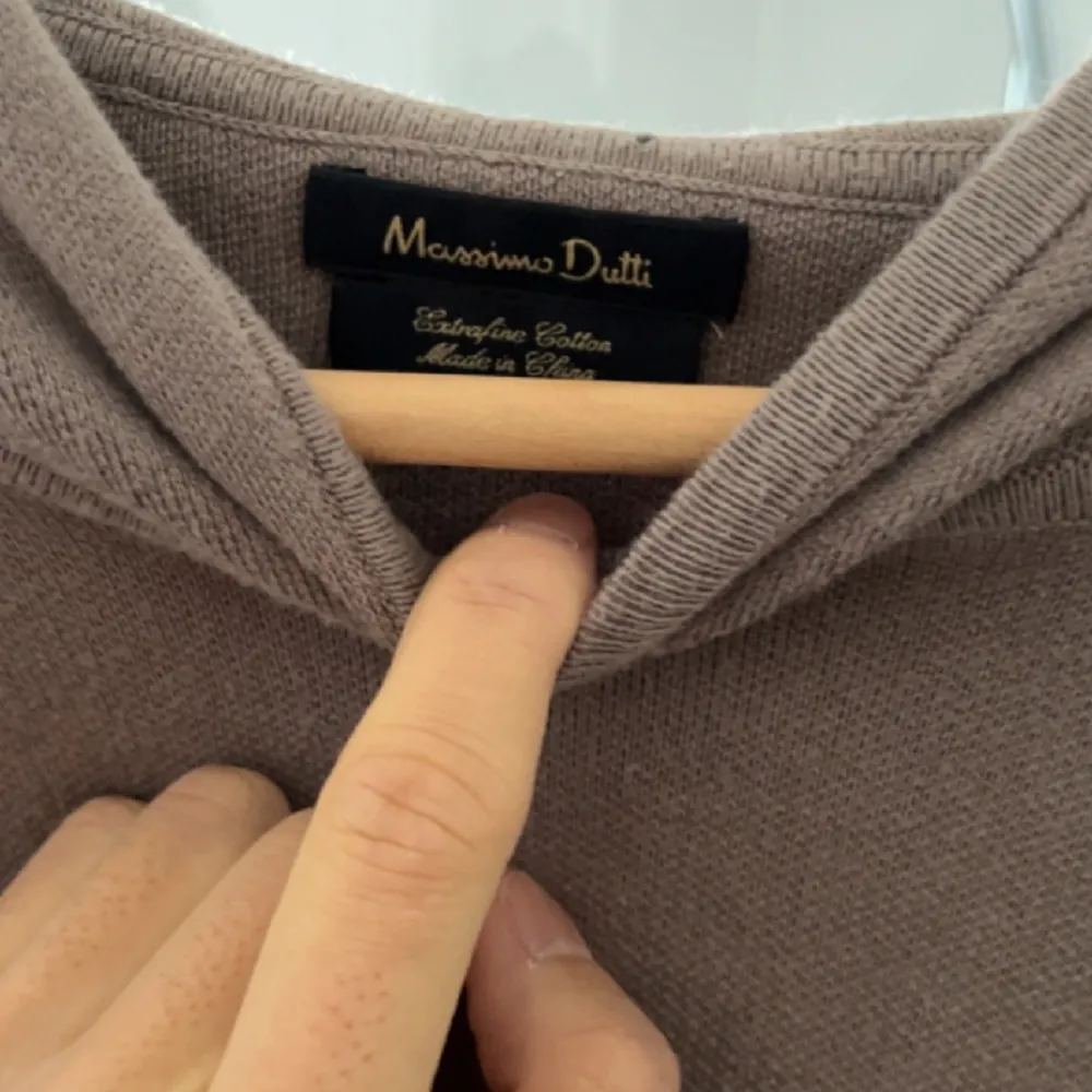 En riktigt schysst merino ull hoodie ifrån Massimo dutti. Storlek L passar M på mig som är 182. Hoodies.