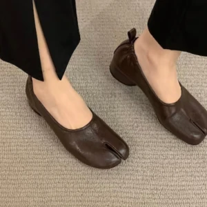 Tabi ballerinaskor  - Ballerinaskor med Tabi-tå kag köpte i somras och använt 2-3 gånger, tyvärr för stora för mig! Har 36-37, skulle säga att dessa passar 37-38!