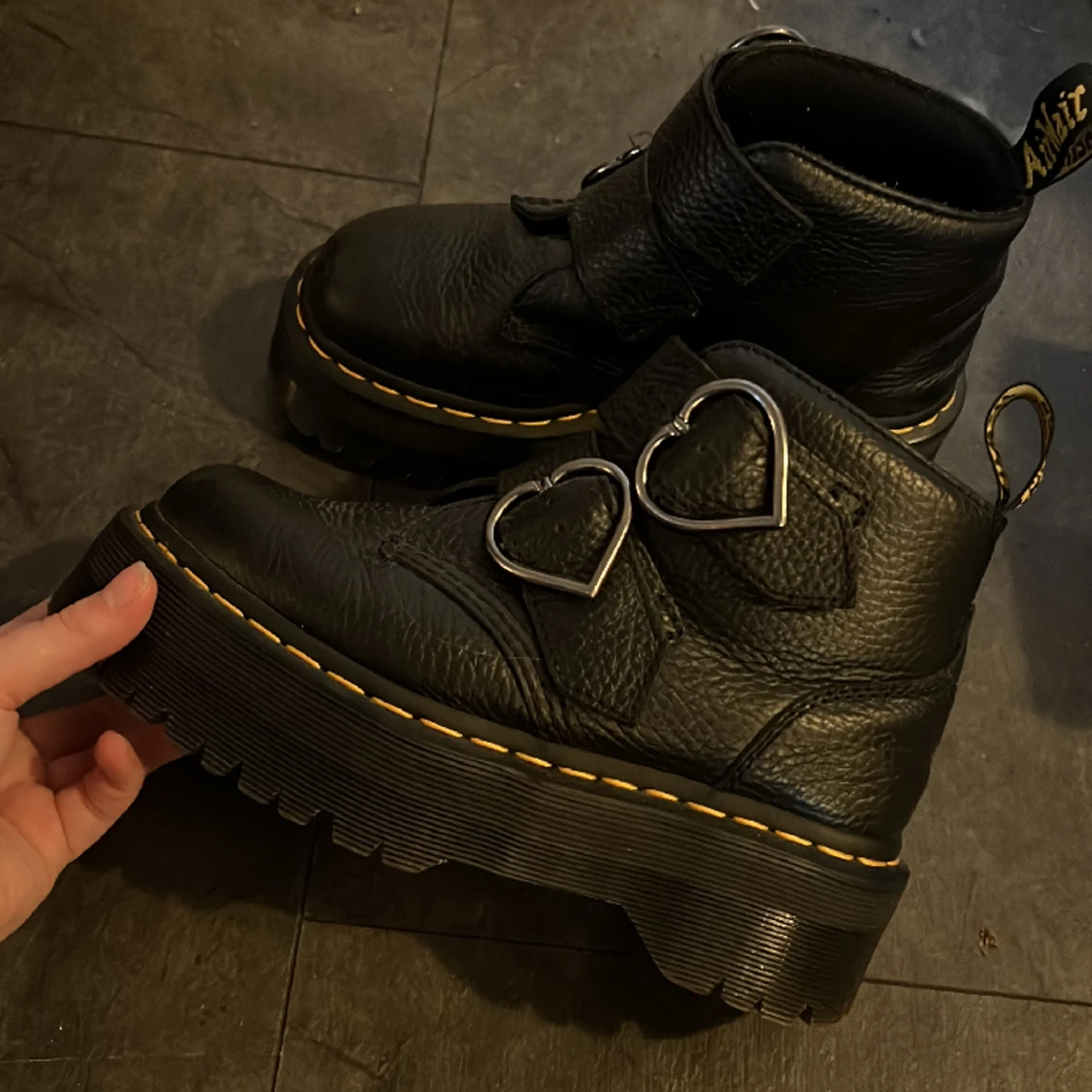 Dr. Martens Devon Heart