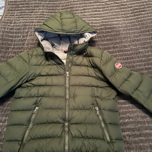 colmar jacka - tja , säljer nu min gröna colmar jacka som är i ett väldigt bra skick, den är i storlek 14y vilket motsvarar 166-170cm, kontakta gärna vid fler frågor och bilder eller liknande , det finns en liten defekt som inte märks vid dragkedjan vid kragen🙌🏽👌🏽
