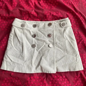 Vintage minikjol - Vintage Karen millen minikjol, dragkedja på sidan, midje mått 37cm längd 34cm