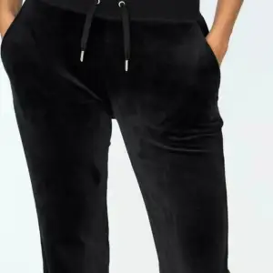 Säljer mina svarta juicy byxor då jag köpt en större storlek och tycker dom sitter lite tajt.  Svarta med fickor storlek XS!  Kan mötas i Stockholm ! Annars tillkommer fraktkostnad. 