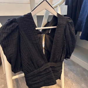 Blus - Säljer denna fina blus från Gina tricot dä den är aningen för liten för mig, storlek xs! Säljer för 150kr🤍