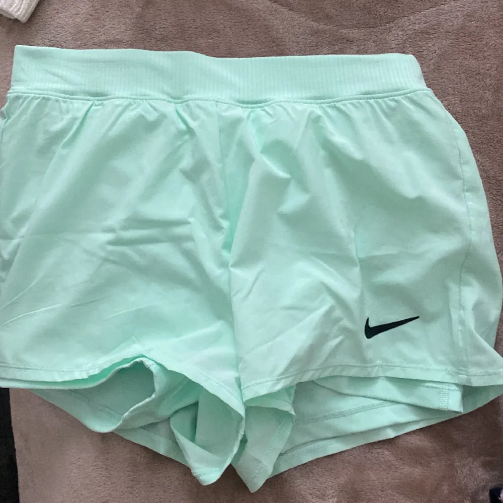 Tennis/träningshorts superfin färg och är använd någon gång bara, har tillhörande shorts under💕. Shorts.