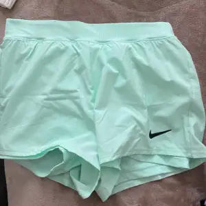 Tennis/träningshorts superfin färg och är använd någon gång bara, har tillhörande shorts under💕