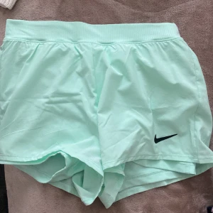 Träningsshorts  - Tennis/träningshorts superfin färg och är använd någon gång bara, har tillhörande shorts under💕