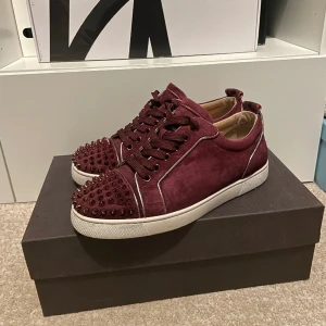 Christian Louboutin skor - Säljer ett par väldigt snygga Christian Louboutin skor som är i ett väldigt bra skick! Storlek 41! Alla spikar är kvar!  Hör gärna av dig om du har frågor!