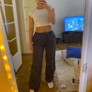 Parachute pants Stradivarius - Bra skick! Går att dra åt i midjan. Fickor på båda sidorna där bak, visas på bilden