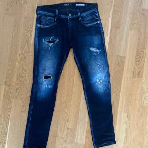 Säljer ett par Replay jeans i storlek 30/32 riktigt snygg och unik tvätt i bra skick, skriv om ni har några fler frågor🙌