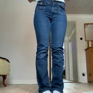 Supersnygga crocker jeans! Jättesköna då tyget är lite stretchigt. Midjemått rakt över är 33cm, Innerbenslängd 78cm. Pris kan diskuteras!