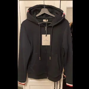 Moncler Maglia Full Zip Hoodie Navy  - Säljer nu min väldigt eftertraktade Moncler Maglia Full Zip Navy i storlek S! NFC-tag funkar givetvis. Skick: 10/10 då den är helt ny, endast testad. Nypris: 5000kr Säljer för endast 2600kr!  Hör gärna av er vid frågor & funderingar!